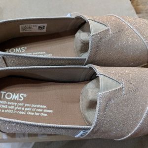 BRAND NEW IN BOX Rose Gold Glimmer TOMS